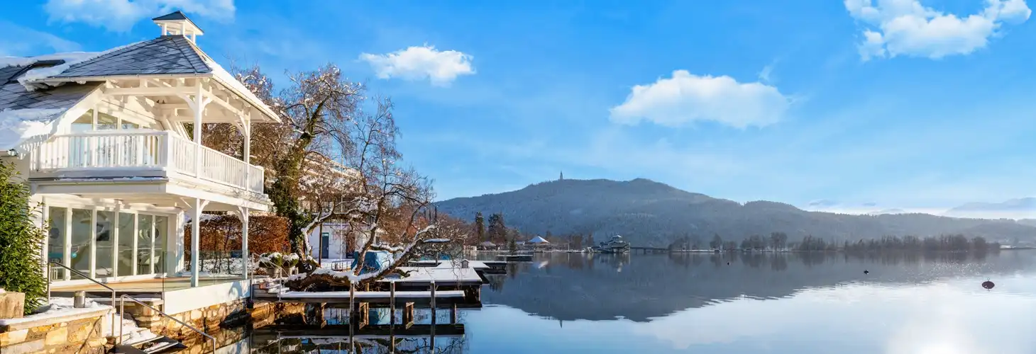 Promenade des idyllischen Pörtschach am Wörthersee im Winter