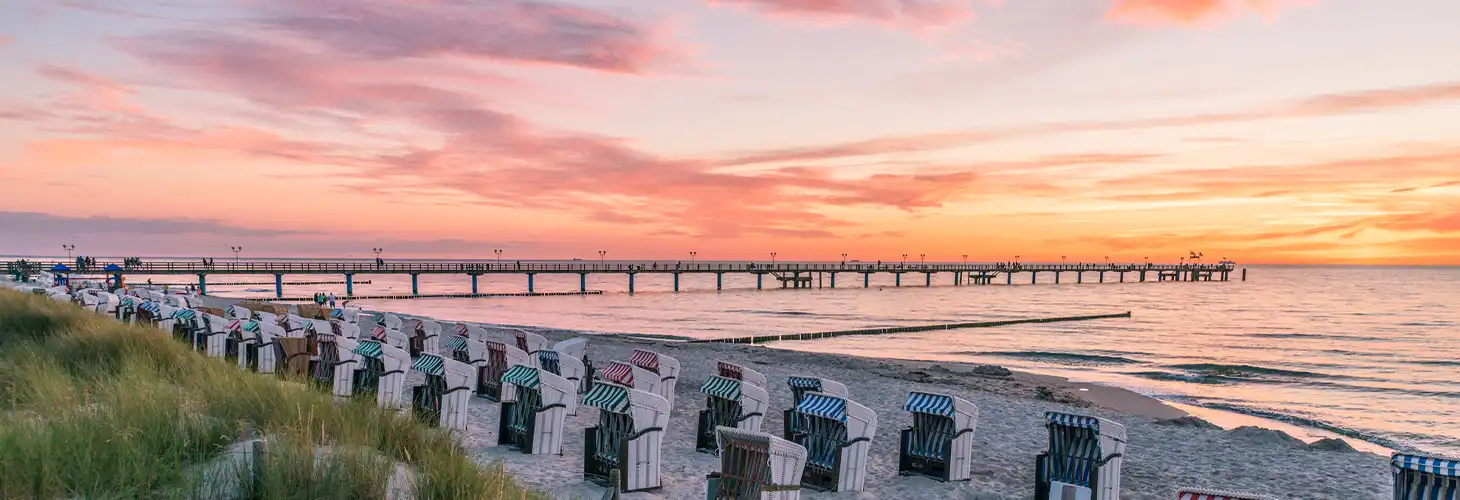 Strand mit Strandkörben bei Sonnenuntergang