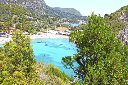 Wandern in der Bucht von Paleokastritsa auf Korfu.