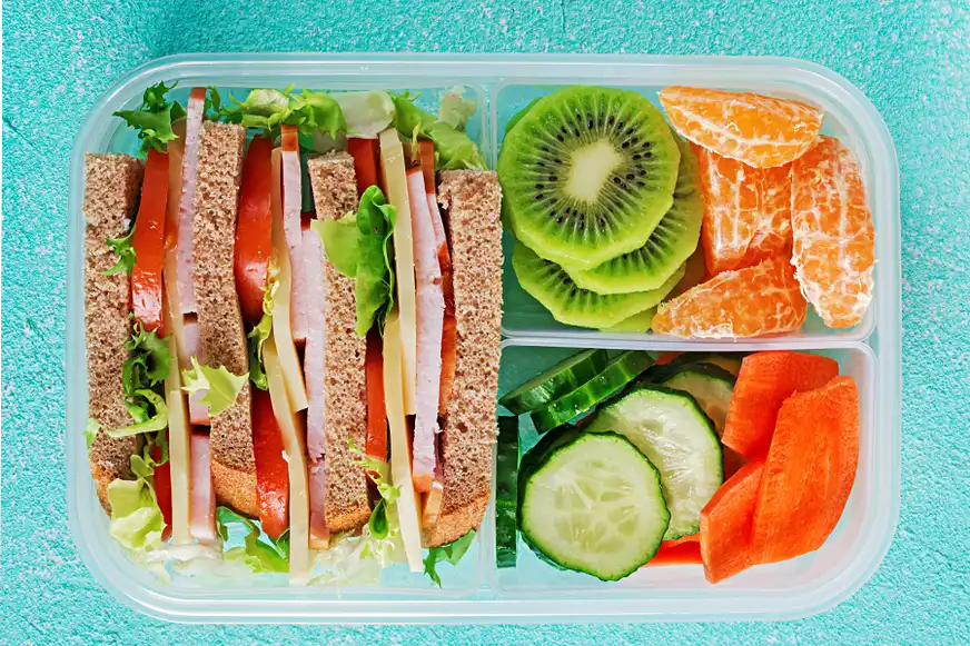Brotbox mit Gemüse und Sandwich