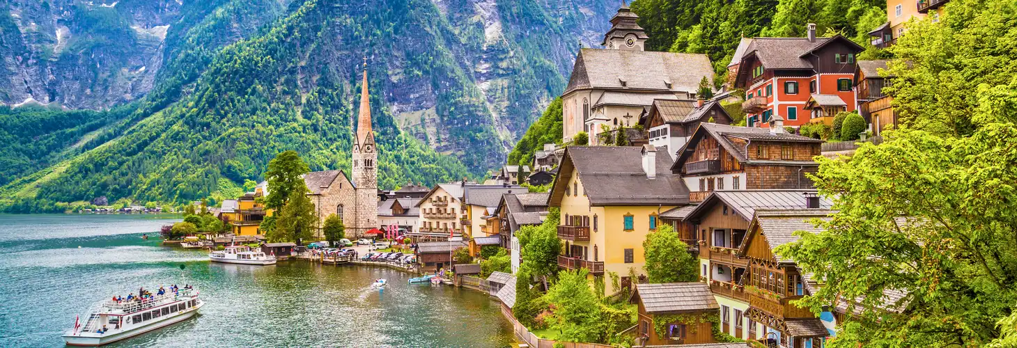 Hallstatt am Westufer des Hallstätter Sees im österreichischen Salzkammergut