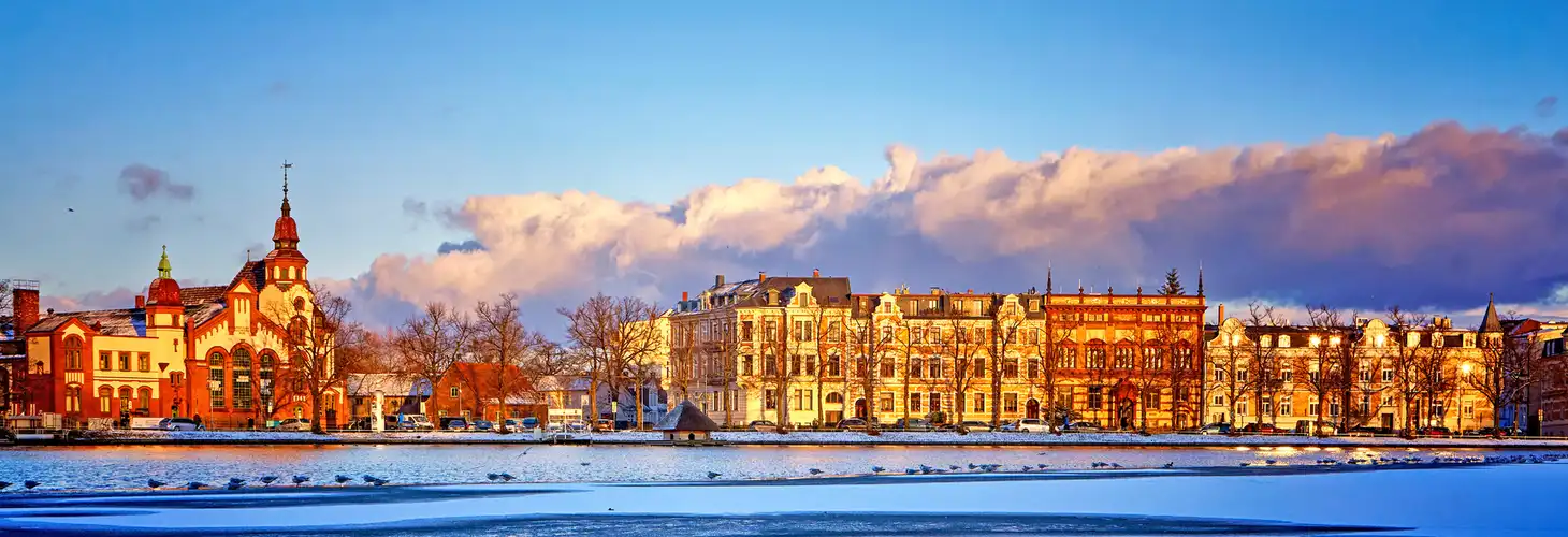 Panoramablick vom eisbedeckten Pfaffenteich auf Schwerin.