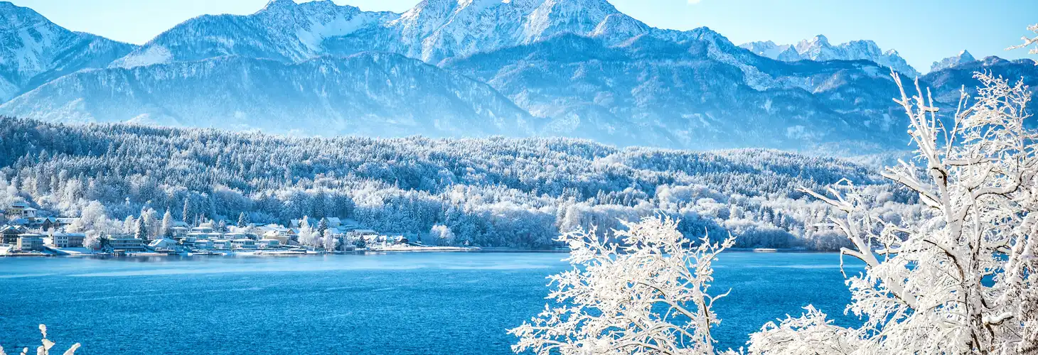 Panorama mit Neuschnee am Wörthersee