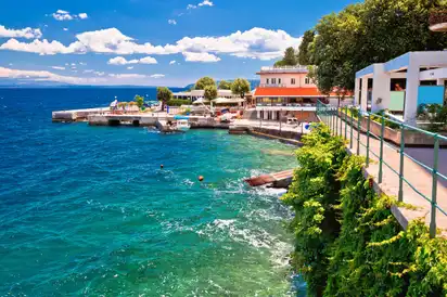 Lungomare-Gehweg in Lovran nahe Opatija, Kroatien