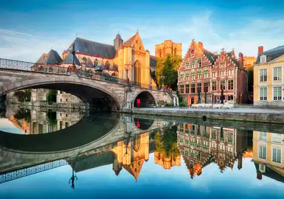 Brücke über den Kanal mit Blick auf die Kathedrale von Gent 