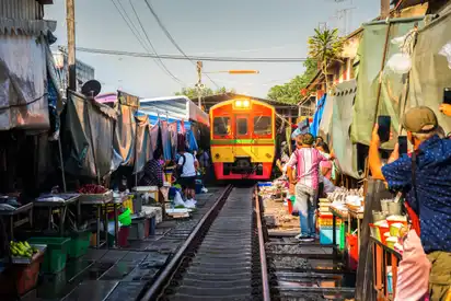 Bahnstrecke der Mae-Klong-Bahn im Südwesten von Bangkok