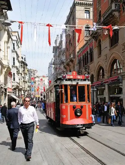 historische Straßenbahn im Stadtteil Taksim