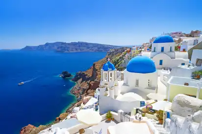 weiße Architektur des Dorfes Oia auf der Insel Santorini