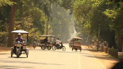 Tuk Tuks fahren auf den Straßen in Kambodscha