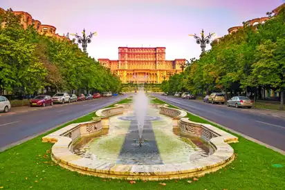 Hauptstraße vor dem Parlamentsgebäude in Bukarest, Rumänien