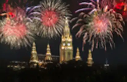 Silvesterfeuerwerk vor dem Wiener Rathaus