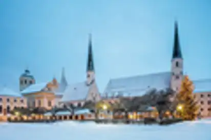 Altötting Kapellplatz im Schnee bei Morgendämmerung