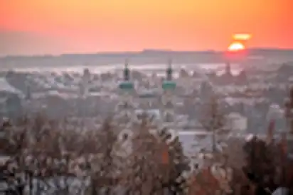 Sonnenaufgang über Kempten im Allgäu und der Basilika