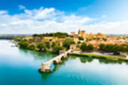 Luftaufnahme der Brücke Pont Saint Benezet und der Rhone in Avignon