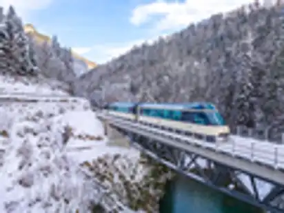Fahrt mit dem Golden Pass Panoramic durch die winterliche Landschaft