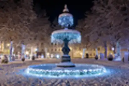 Zrinjevac-Brunnen ist im Rahmen der Adventszeit in Zagreb mit Weihnachtslichtern geschmückt