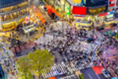 Buntes Treiben auf der berühmten Shibuya Kreuzung, Tokyo, Japan 