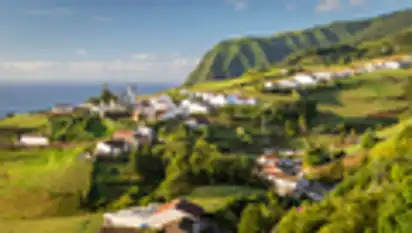 Blick auf das Dorf Pedreira an der nördlichen Küste von Sao Miguel 