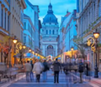 Die Straßen von Budapest mit Blick auf die Stephanskirche