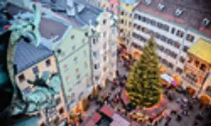 Blick vom Stadtturm auf das Goldene Dachl zur Adventszeit