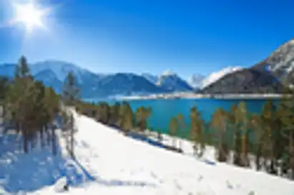 Winterlandschaft mit schönen Bergsee in den Alpen,Achensee,Österreich.