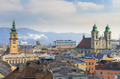 Linz, Blick auf die alte Stadt mit Kirchen, Österreich