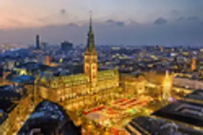 Rathaus und Weihnachtsmarkt in Hamburg, Deutschland