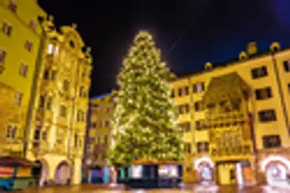 Weihnachtsbaum im Stadtzentrum von Innsbruck