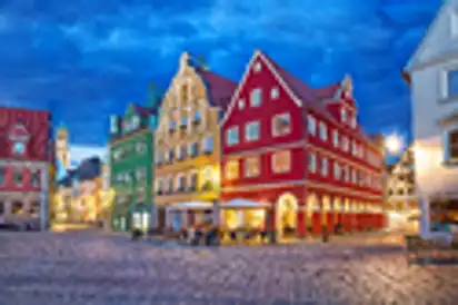 Bunte Gebäude auf Marktplatz in Memmingen