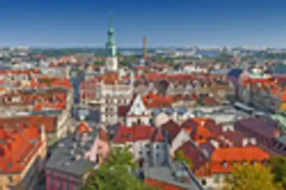 Ansicht vom Schlossturm auf Rathaus und Altbauten der polnischen Stadt Posen