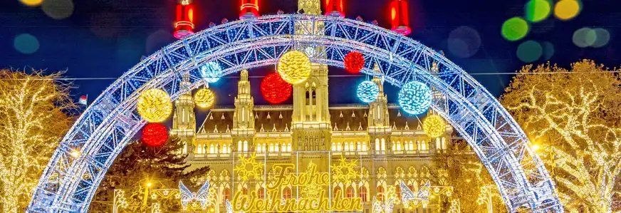 Traditioneller Weihnachtsmarkt vor den Rathaus in Wien