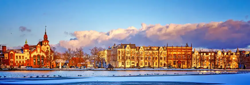 Panoramablick vom eisbedeckten Pfaffenteich auf Schwerin.