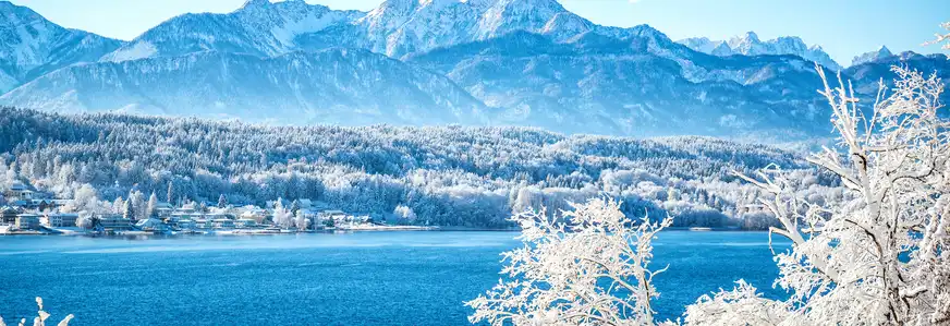 Panorama mit Neuschnee am Wörthersee